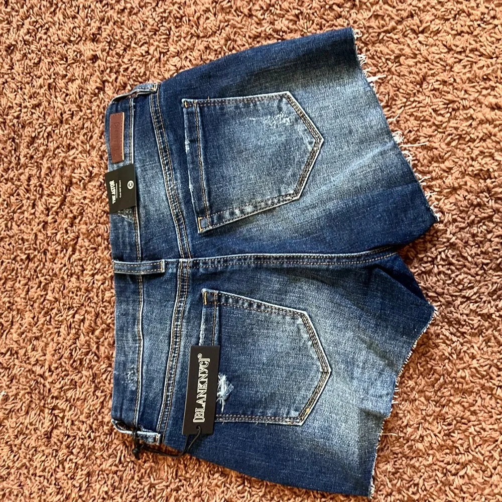 BLANKNYC Women's Denim Shorts Distressed Raw Hem Dark Wash Size 26‎ NWT